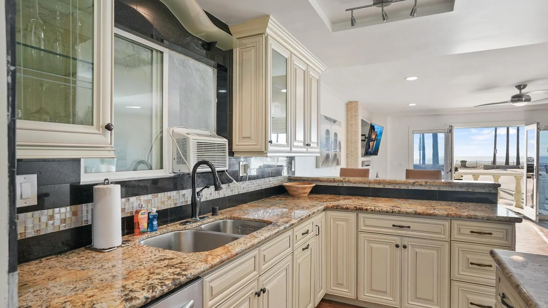 Beachfront Getaway With Ocean Views And Private Patio Newport Beach Holiday home